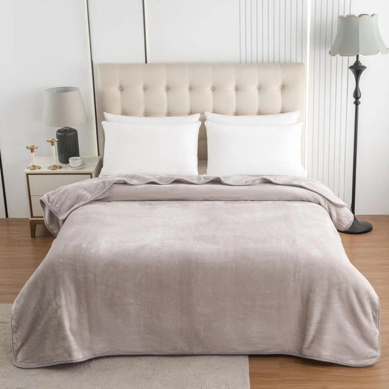 Super Soft Warm Blanket Sofa Bed Throw in Double & King Size SILVEROur chunky throw blanket is big enough to hold a bed, sofa, or couch. It can also be used as a home decoration. Whether you're snuggling up on the couch for a movie night, getting a good n