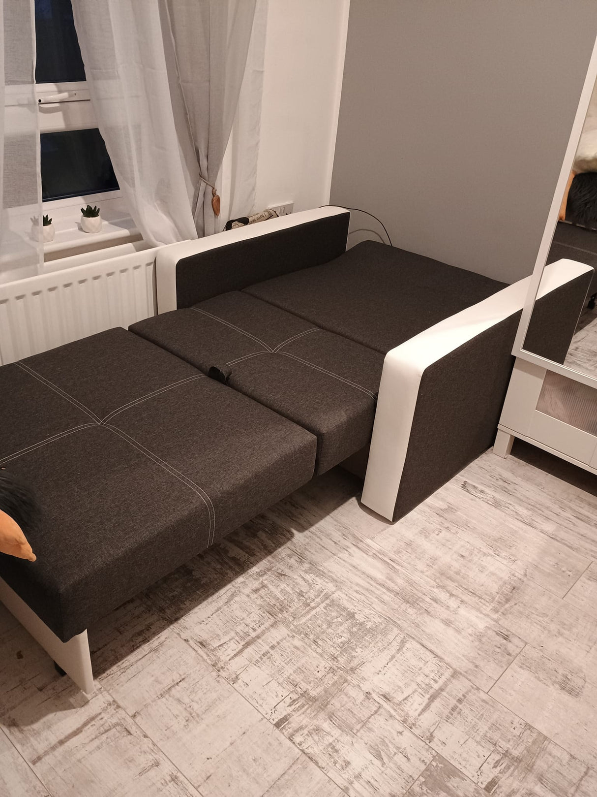 SINGLE SOFA BED BELLA I 108CM / FOAMAmerican single sofa BELLA I comfortable sleeping function made of highly flexible polyurethane foam T30 / 42 the sofa was made on a wooden skeleton automatic machine - facilitating unfolding thanks to which we can quic