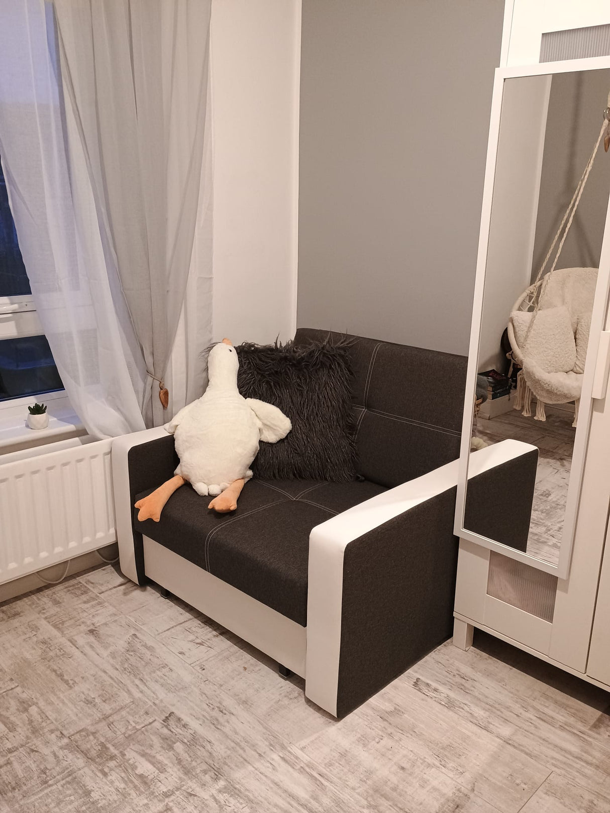 SINGLE SOFA BED BELLA I 108CM / FOAMAmerican single sofa BELLA I comfortable sleeping function made of highly flexible polyurethane foam T30 / 42 the sofa was made on a wooden skeleton automatic machine - facilitating unfolding thanks to which we can quic