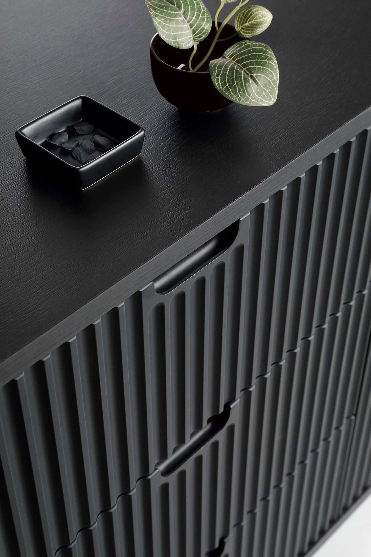 Storage cabinet ZOVA 03 BLACKProduct description Dimensions Width 103cm Height 129cm Depth 39cm Details Colour cashmere Material Laminated board 18mm / MDF-board 18mm Veneer ABS edges Legs Metal, in black (23cm) Warranty 24 monthsUncategorizedAnna Furnitu