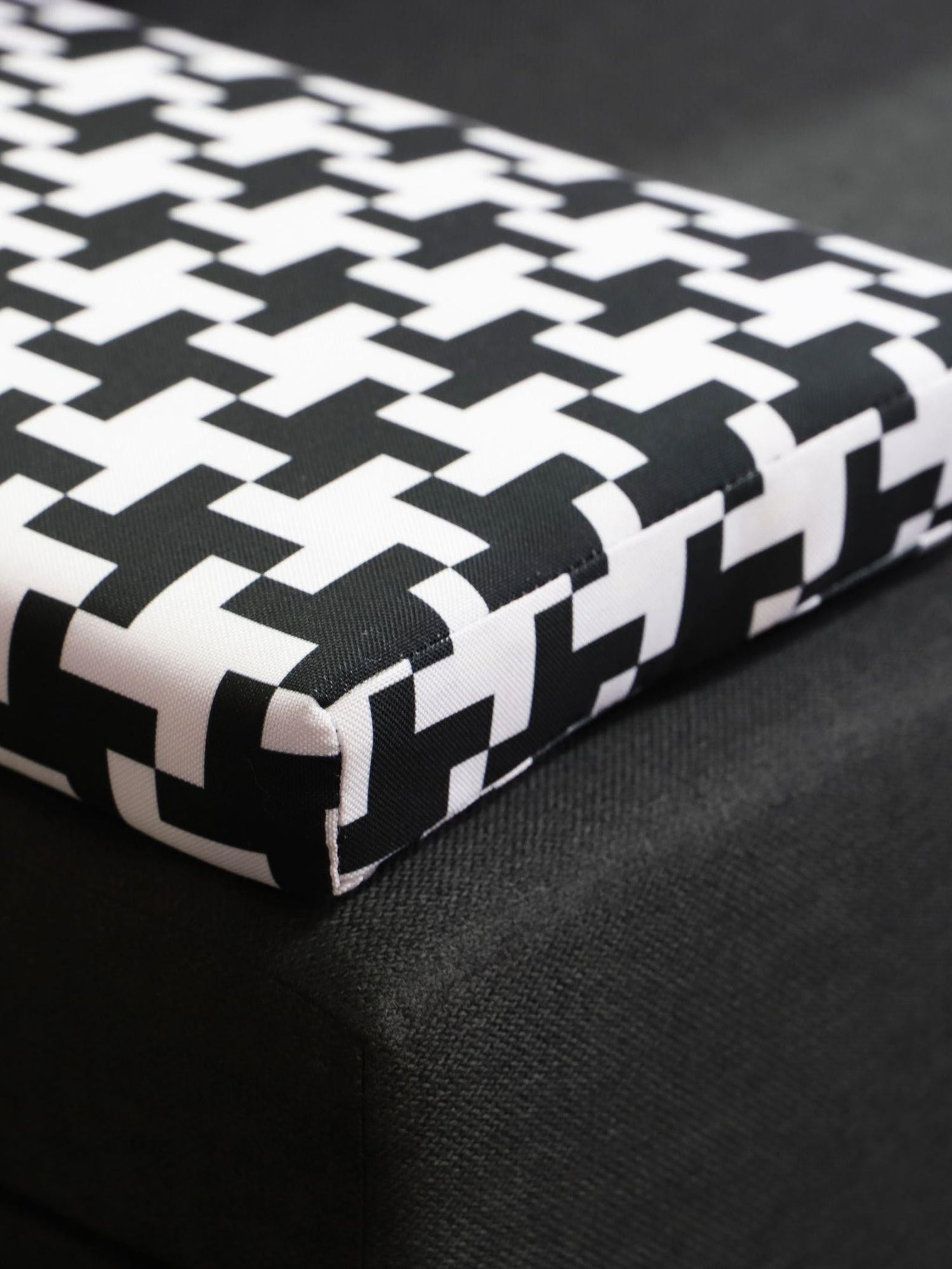 SMALL CORNER SOFA BED TOM 201CM MALMO 90 UNIVERSAL RIGHT/LEFT CORNER / FOAMTHIS MODEL IS UNIVERSAL WHICH MEANS YOU CAN CHOOSE CORNER SIDE DURING ASSEMBLY2x LARGE 2X SMALL SIDE PILLOWS INCLUDED1X STORAGE SPACEMADE IN MALMO FABRIC CLICK HEREThe corner is ma