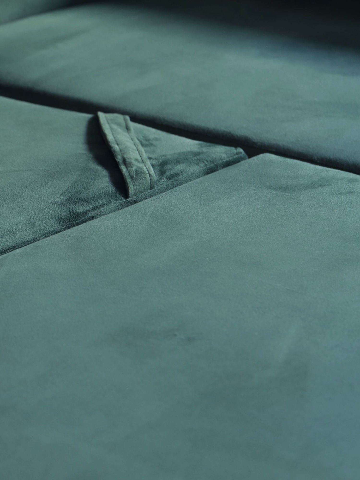 NEW! CORNER SOFA BED SNUGGY 222CM MANILA 26 UNIVERSAL CORNER RIGHT/LEFT / FOAMTHIS MODEL IS UNIVERSAL WHICH MEANS YOU CAN CHOOSE CORNER SIDE DURING ASSEMBLY3x PILLOWS INCLUDED1X STORAGE SPACESOFT TOUCH FABRC MANILA CLICK HERE DIMENTIONS 222X137.5CM SLEEPI